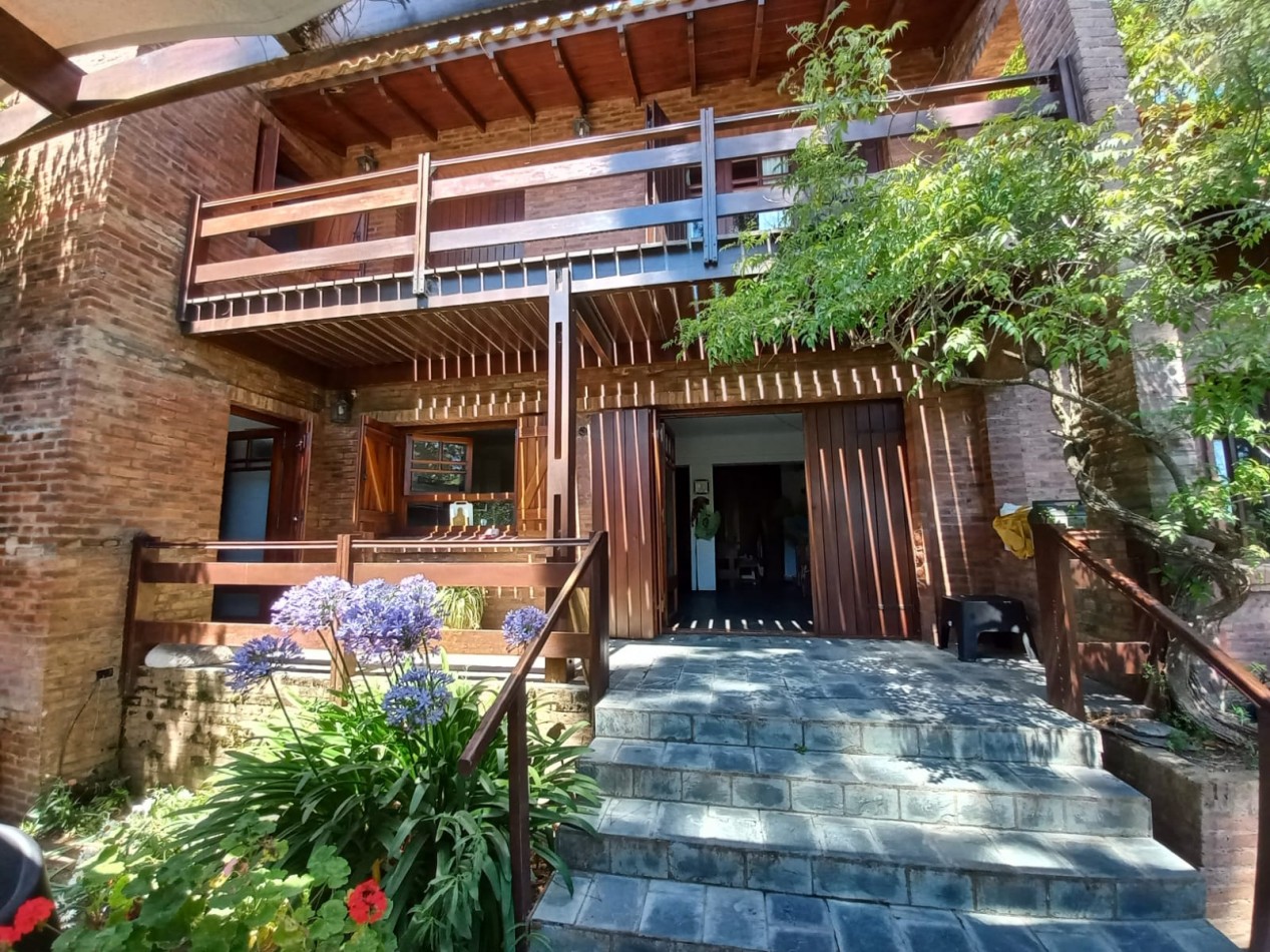 IMPONENTE CASA EN VENTA FRENTE AL GOLF PINAMAR