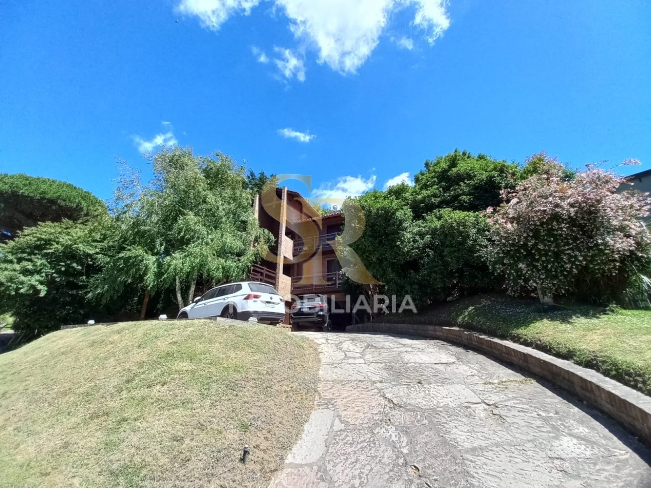 IMPONENTE CASA EN VENTA FRENTE AL GOLF PINAMAR