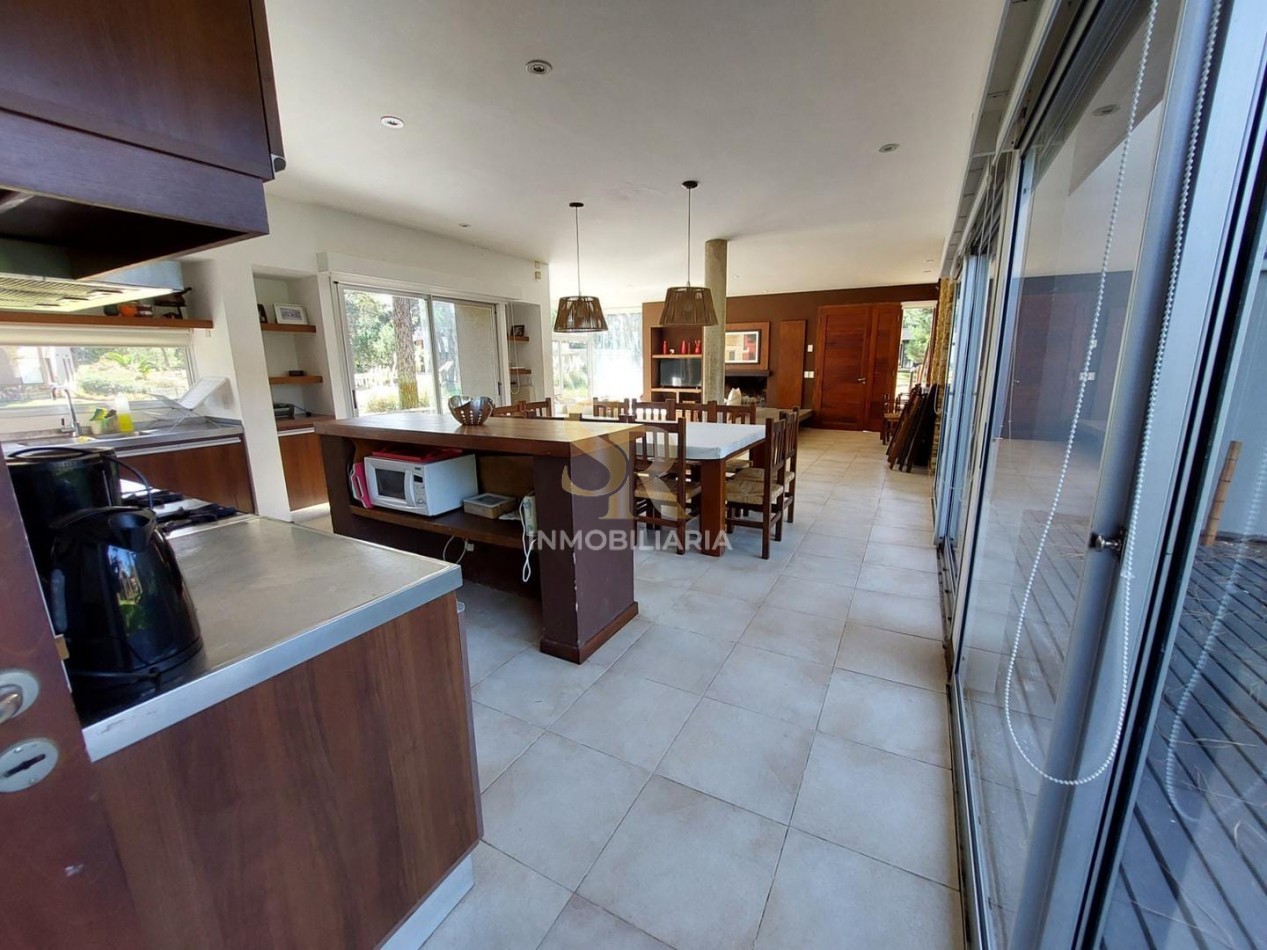 CASA EN VENTA 5 AMBIENTES PINAMAR