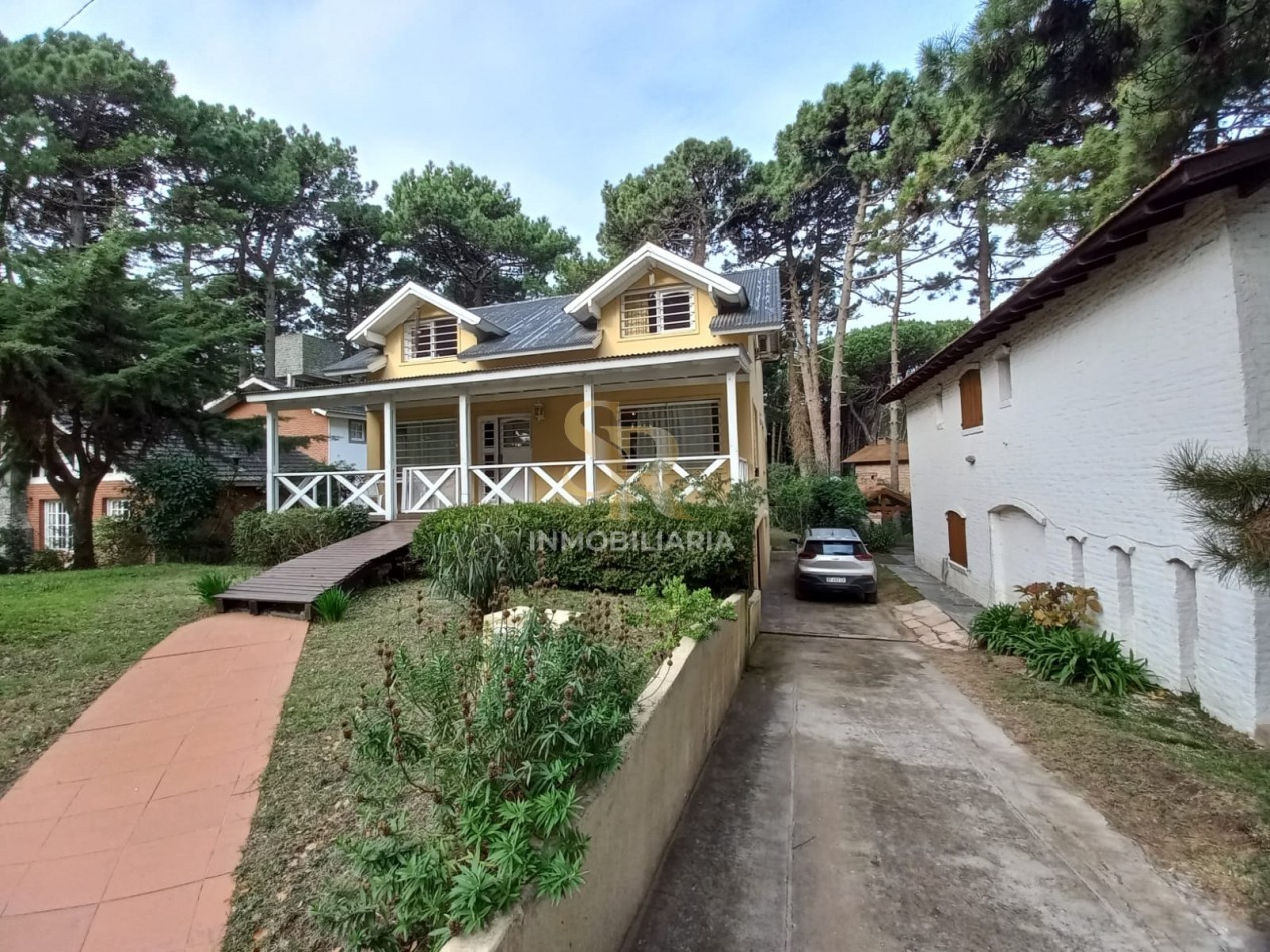 CASA EN VENTA 5 AMBIENTES BARRIO LASALLE