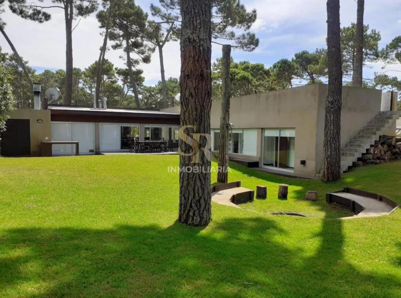 CASA EN VENTA 5 AMBIENTES PINAMAR