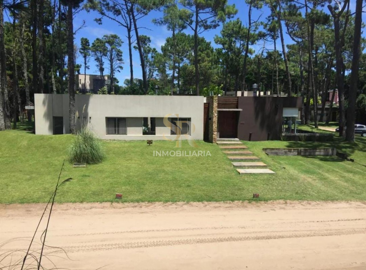 CASA EN VENTA 5 AMBIENTES PINAMAR