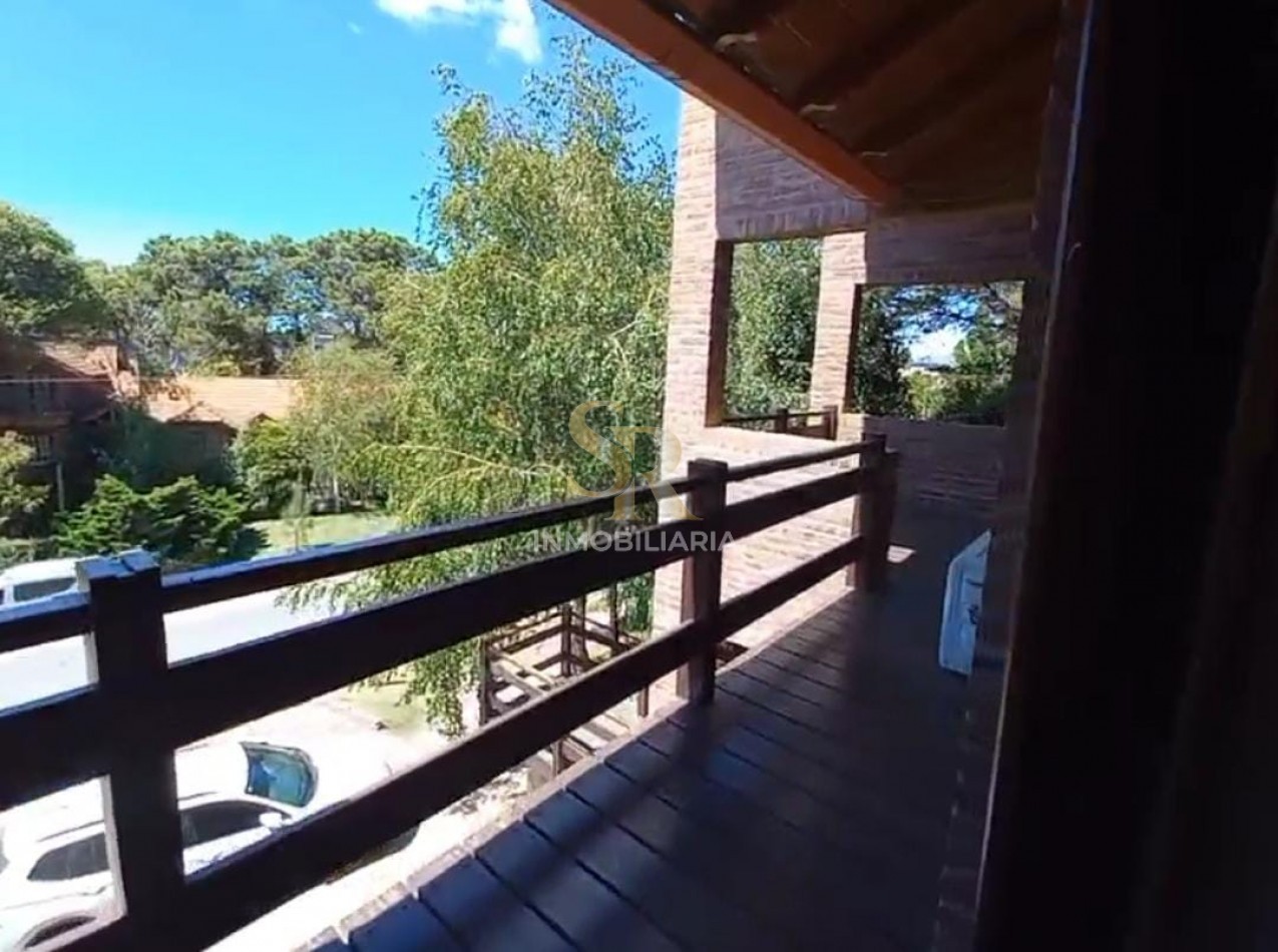 IMPONENTE CASA EN VENTA FRENTE AL GOLF PINAMAR