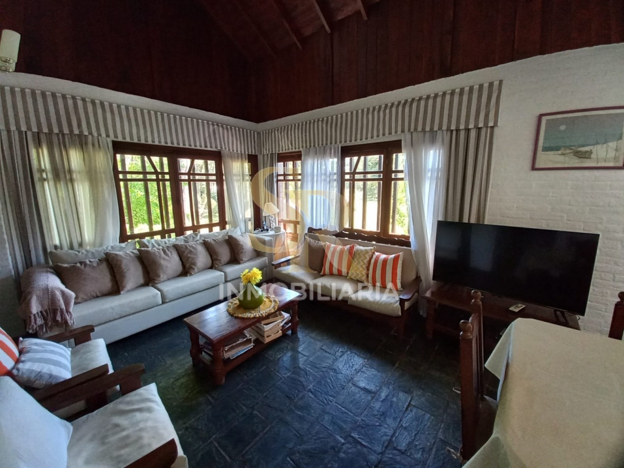 IMPONENTE CASA EN VENTA FRENTE AL GOLF PINAMAR