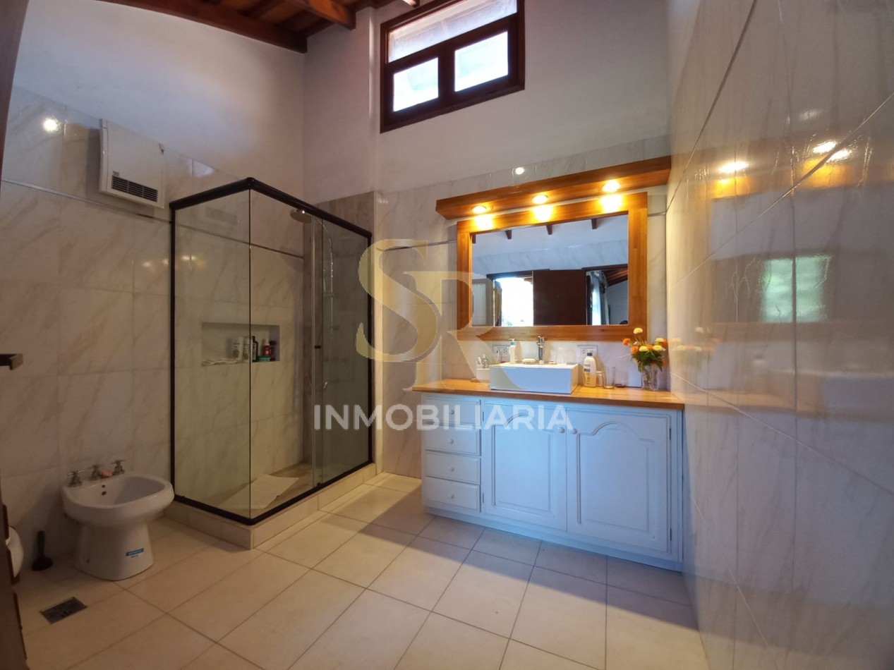 IMPONENTE CASA EN VENTA FRENTE AL GOLF PINAMAR