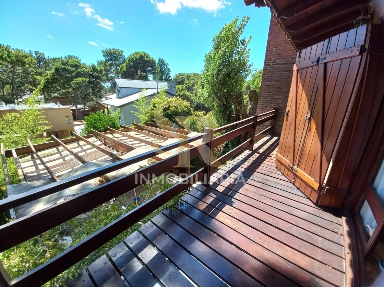 IMPONENTE CASA EN VENTA FRENTE AL GOLF PINAMAR