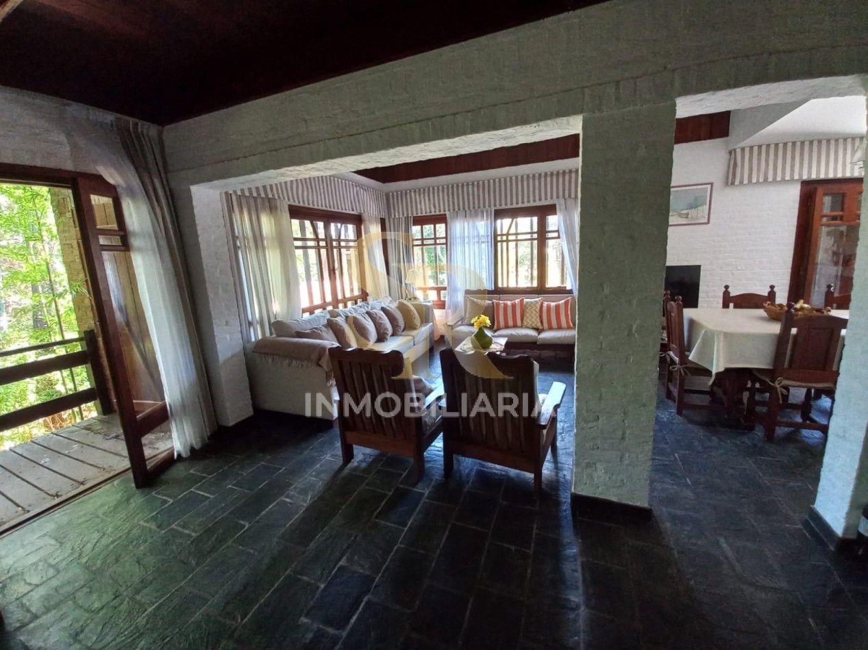 IMPONENTE CASA EN VENTA FRENTE AL GOLF PINAMAR