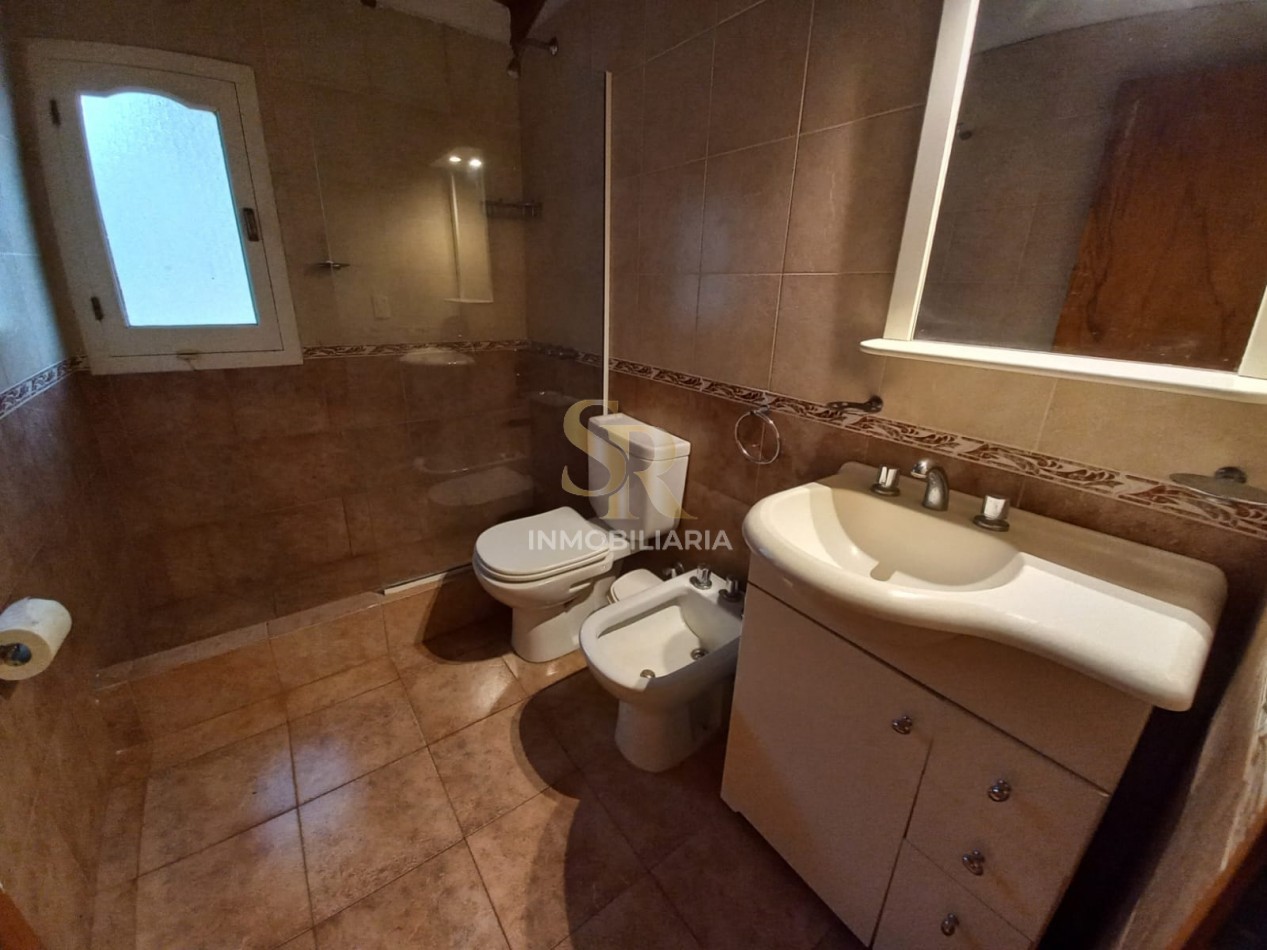 CASA EN VENTA 5 AMBIENTES BARRIO LASALLE